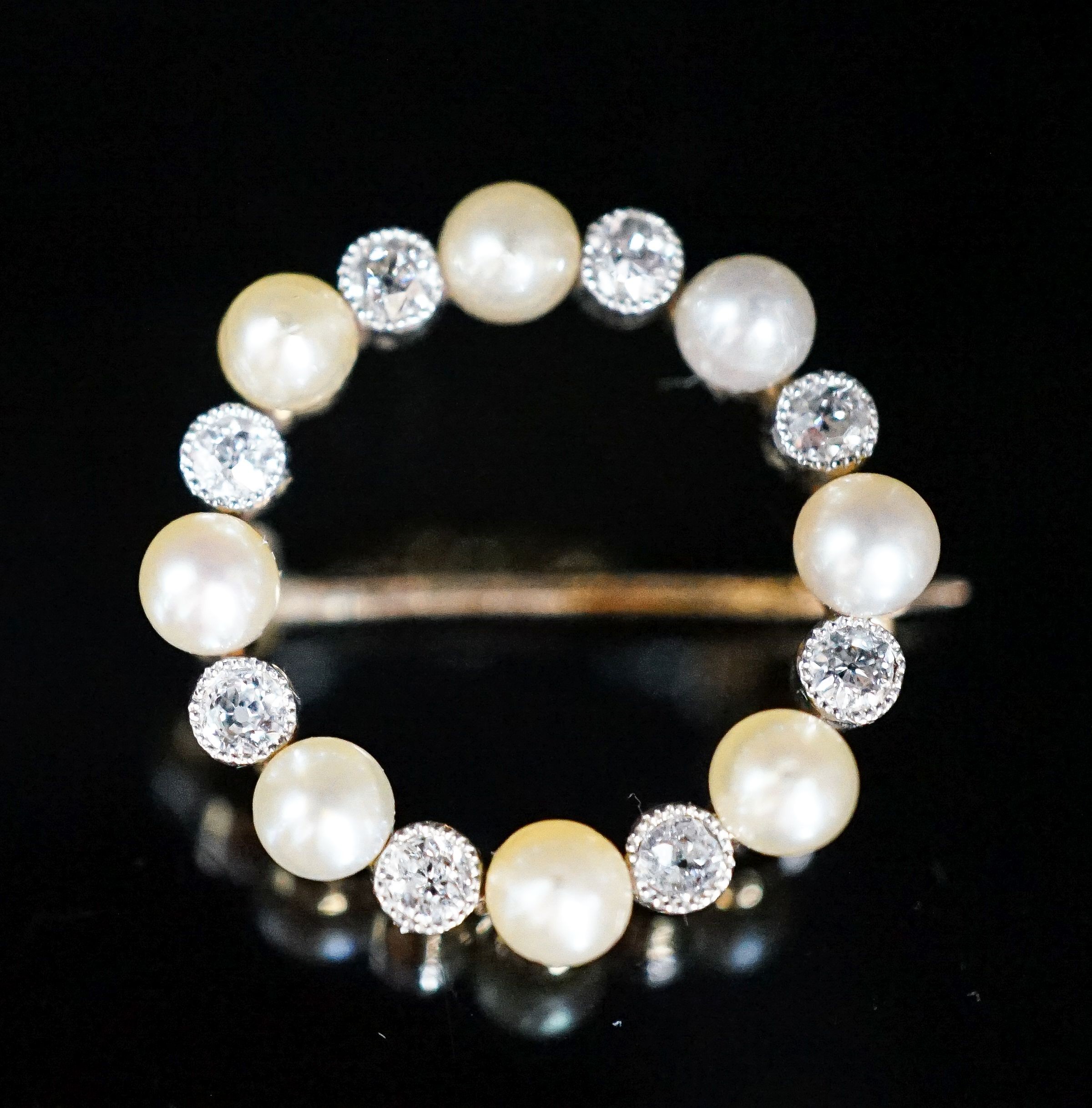 An Edwardian yellow metal, diamond and seed pearl set open work circular brooch, 20mm, gross 2.9 grams.